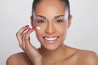 Model-applying-cream