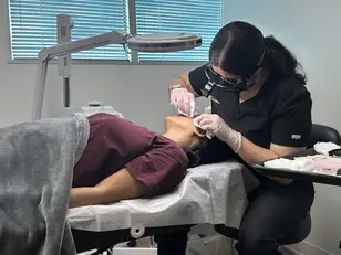 Acne-specialist-vs-dermatologist